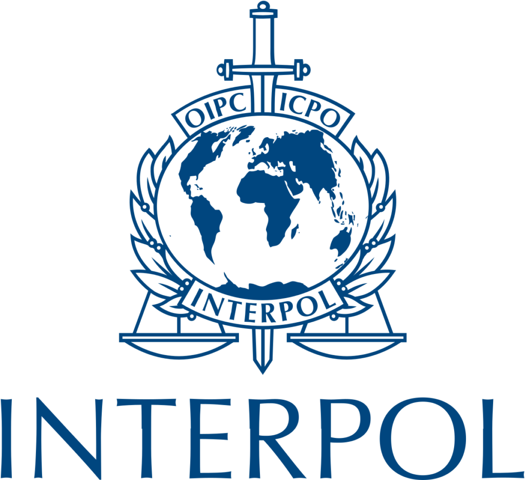 INTERPOL, eski eser kaçakçılığı ile mücadelede önemli bir örgüttür. 