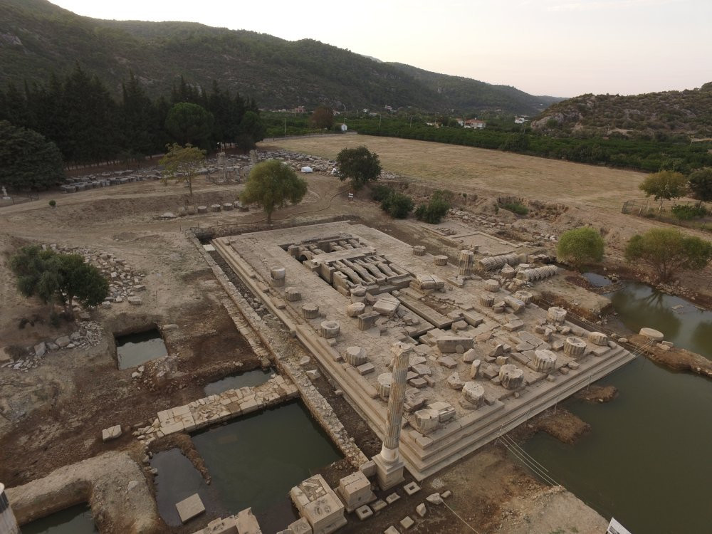 Antik Çağ'da önemli bir kült ve bilicilik merkezi olan Klaros Antik Kenti’nde yer alan Apollon Tapınağı'nın Aditon’u aykırı bir örnek olarak dikkati çekmektedir. 
