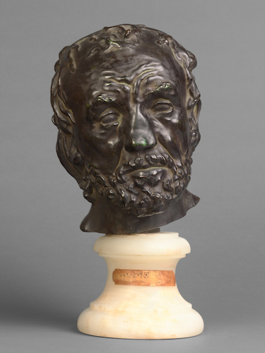 Auguste Rodin'in ilk ve önemli eserleri arasında Kırık Burunlu Adam (“L'Homme au nez cassé) isimli büst yer almaktadır. 
