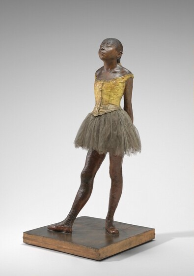 "On Dört Yaşındaki Balerin" heykeli, bronz kalıba dökülmüştür. 19. yüzyıl Paris tiyatrosunda çalışan "rats de l'opera" lardan birini betimlemektedir.