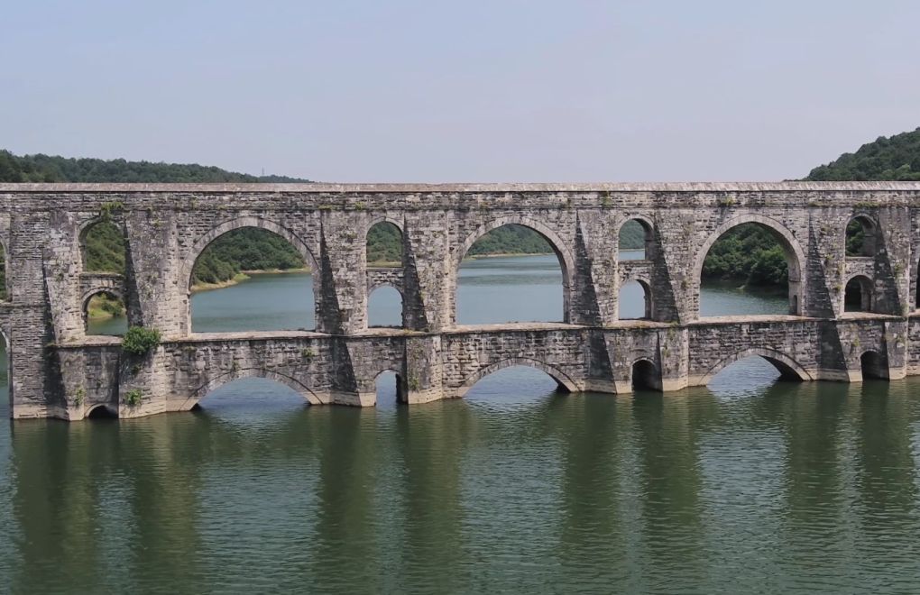 Su kemeri, üzerinden su kanalı geçen bir çeşit köprüdür.  Su yatağının eğimine göre hareket eden suyun, vadilerden debisini kaybetmeden geçebilmesi için inşa edilen kemerlerden İstanbul’daki en bilineni, şehrin içinde olması nedeniyle, Bozdoğan'dır. Mimar Sinan'ın 1555-1562 yılları arasında inşa ettiği Mağlova Su Kemeri ise dünya su mimarisinin baş yapıtlarından biri olarak kabul edilir. 