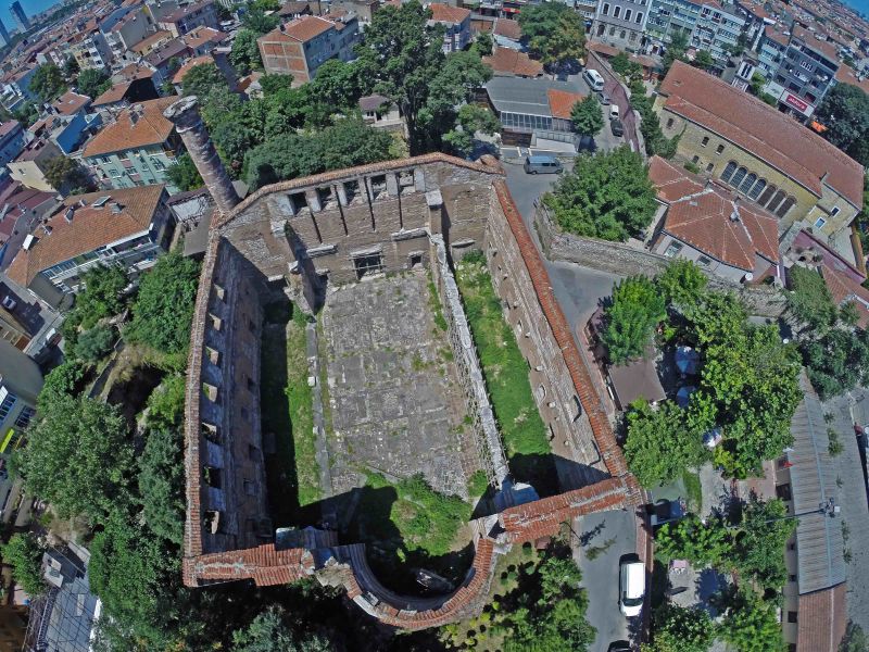 Tarihi Yarımadanın en eski ayazmalarında biri Studios Manastırı Ayazmasıdır. İstanbul’un en eski Bizans kilisesi olan Studios Manastırı yanındaki ayazma, kilisenin güneydoğu köşesindedir ve batıdan bir sarnıcın bitişiğindedir. 