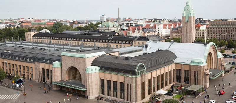 Eliel Saarinen'in 1904-1914 yıllarında yapmış olduğu Helsinki Tren İstasyonu, anıtsal boyutu, çizgisel üslubu ve dekorasyonuyla, özellikle ABD'deki gökdelenlerin estetik görünümünü ve mekan tasarımı anlayışını etkilemiştir. 