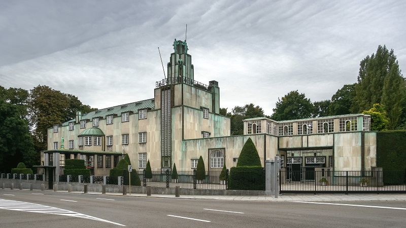 Bu mimari tarzın bir diğer esin kaynağı ise Josef Hoffmann'ın Adolphe Stoclet için 1905-1911 yılları arasında  inşa ettiği Stoclet Palace dır.