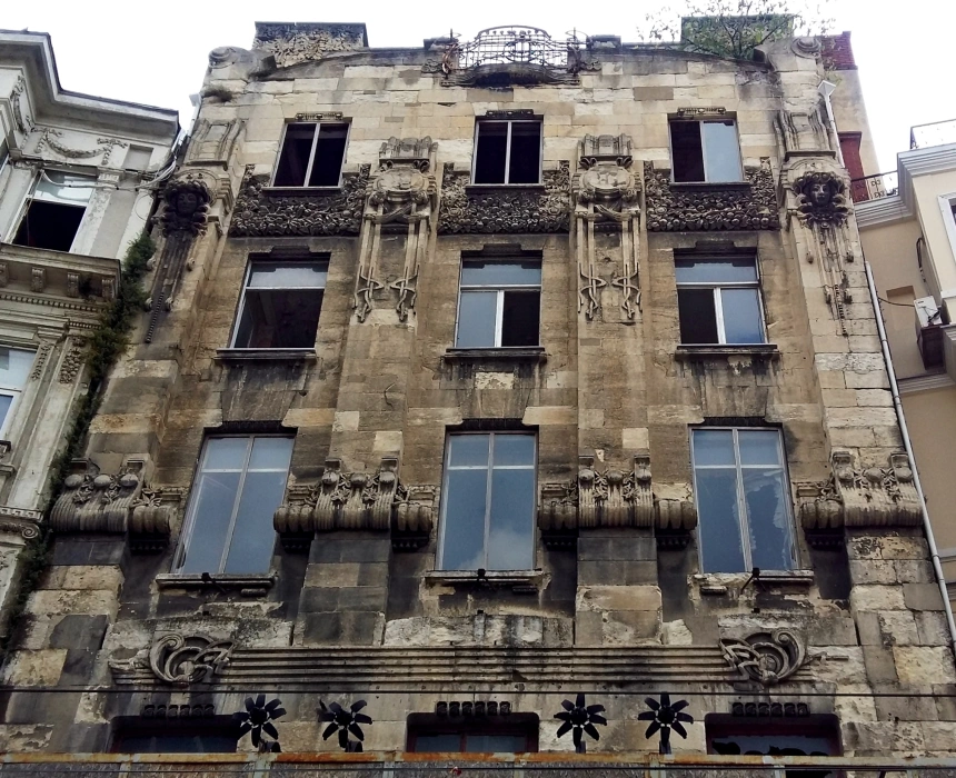 İstanbul’da modern tarzdaki ilk ve en göze çarpan eser olarak, Raimondo D’Aronco’nun (1900-1901) Beyoğlu’nda, Sultan’ın kişisel terzisi Botter için tasarladığı apartman sayılabilir. 