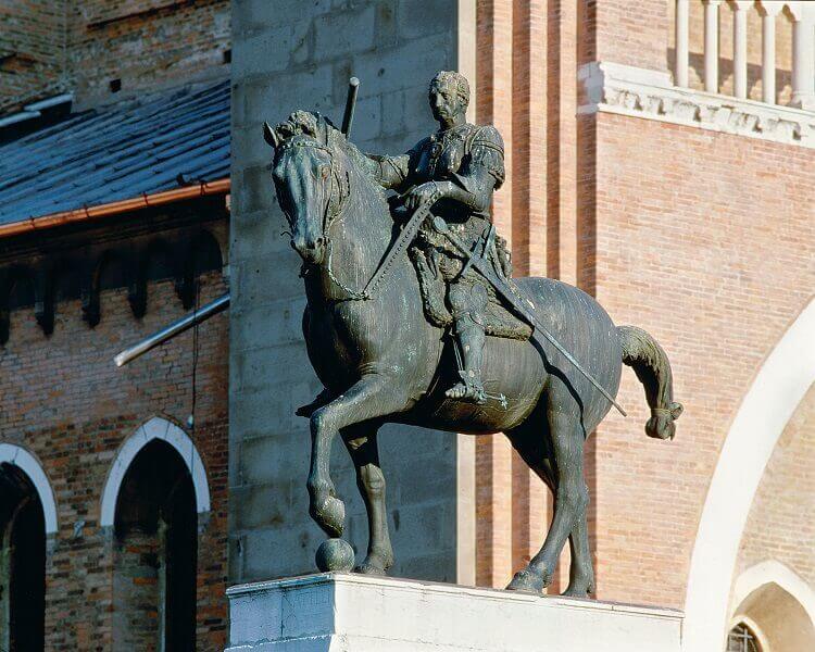 Donatello'nun 1447-53 yıllarına tarihlenen bronz eseri Gattamelata, 340 cm yüksekliğinde olup Padova'nın Santo Meydanı'nda bulunmaktadır. 