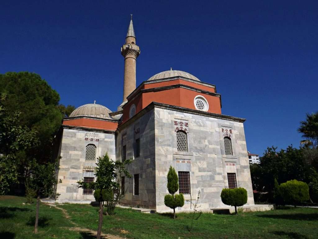 Büyük bir külliyenin parçası olan Milas Firuz Bey Cami genel görünümü itibariyle beylikler dönemi özelliği gösterir